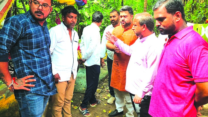 जायजा लेते कांर्ग्रेसी जायजा लेते कांर्ग्रेसी
