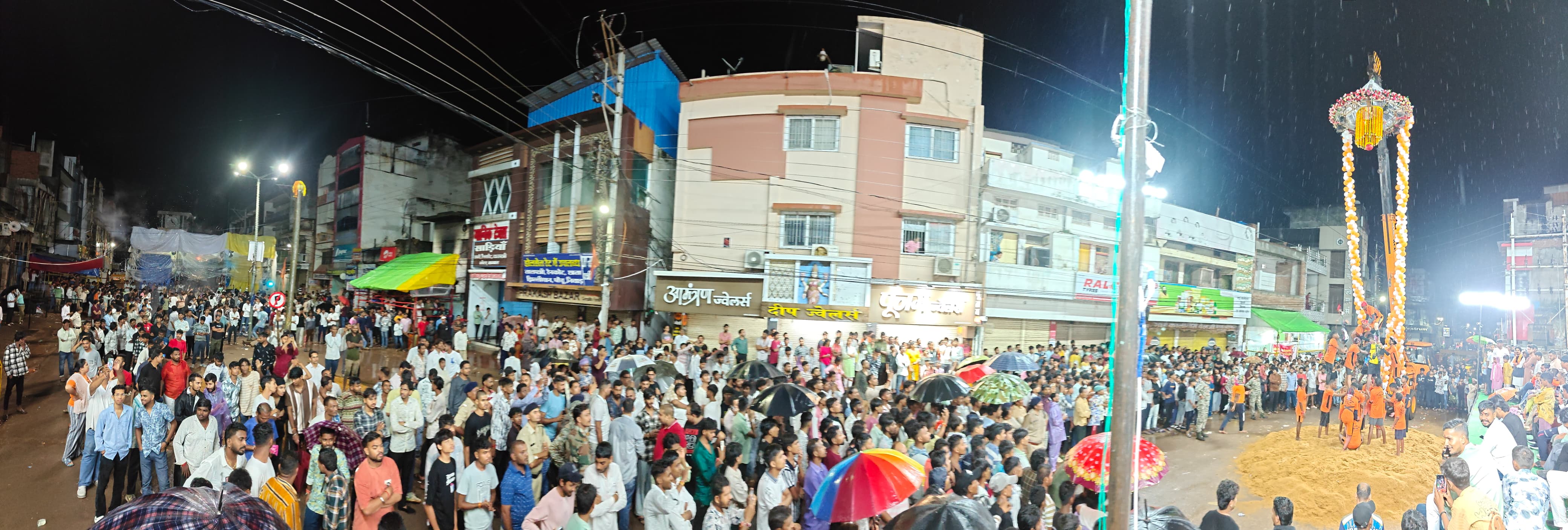 दही हांडी फोड़ महोत्सव देखने कार्यक्रम स्थल पर दर्शकों की खचाखच भीड़।