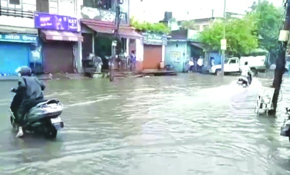 ज्वालापुर में सड़कों पर जलभराव ज्वालापुर में सड़कों पर जलभराव