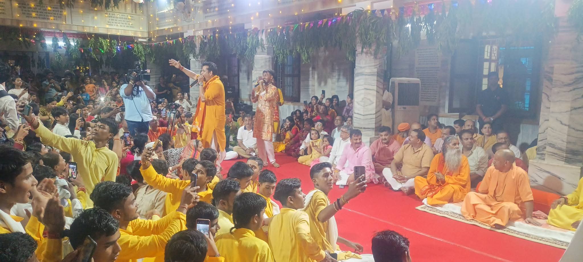 गोरखनाथ मंदिर के गर्भगृह में विधि विधान से की पूजा अर्चना, प्राकट्य के उपरांत प्रभु के लड्डू गोपाल स्वरूप को पालने में झुलाया*