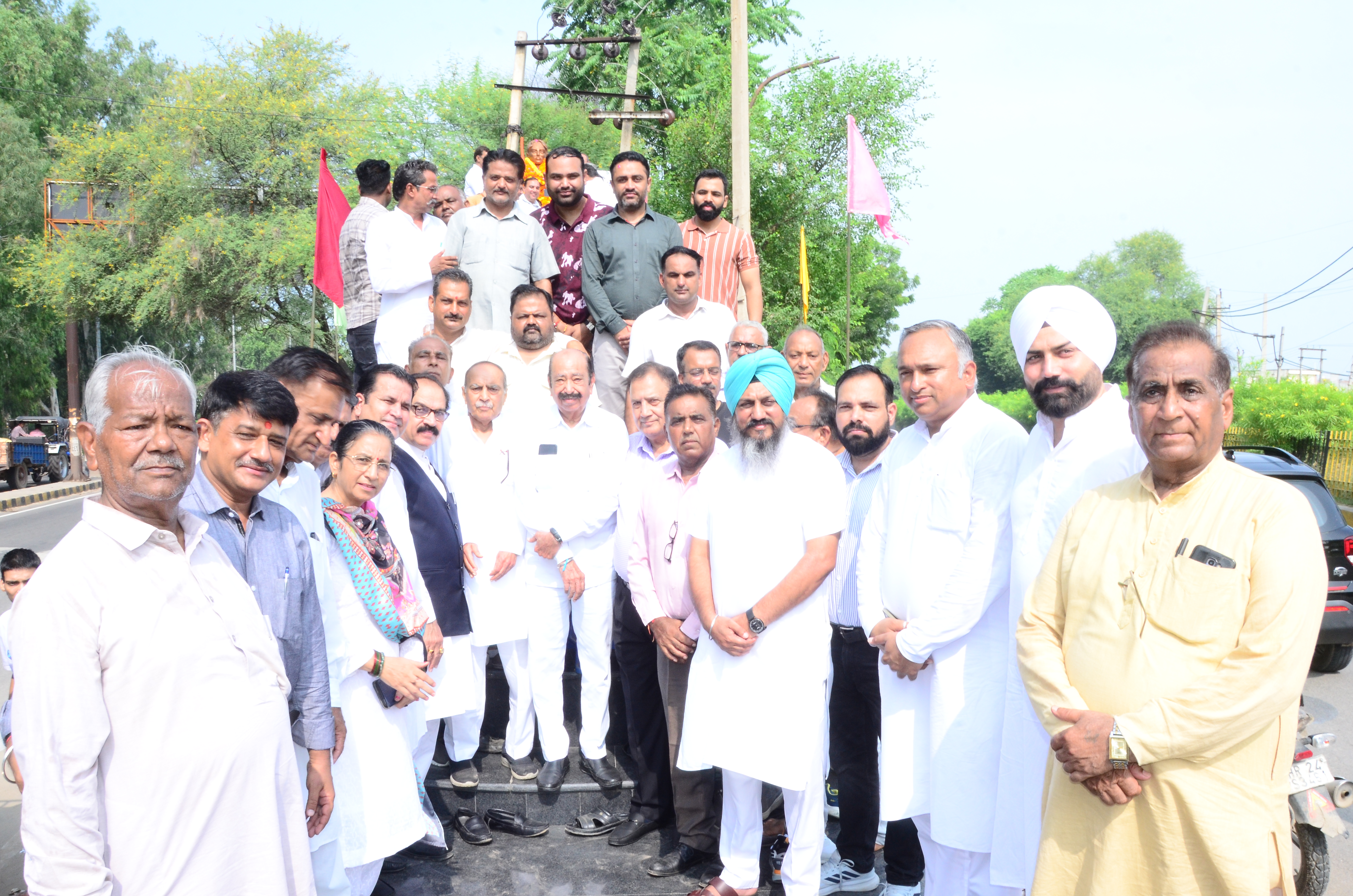 शहीद मदन लाल धींगड़ा की प्रतिमा पर पुष्प अर्पित करते नागरिक परिषद के सदस्य।