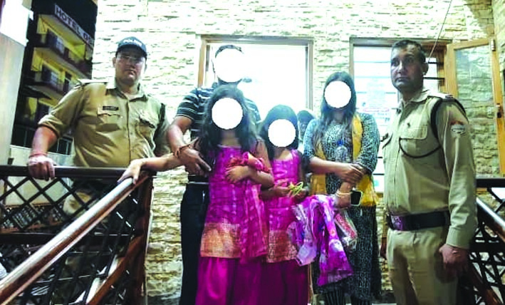 पति के सुपुर्द महिला व बच्चियां पति के सुपुर्द महिला व बच्चियां