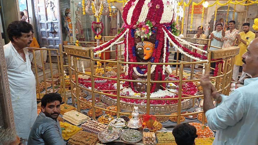 भगवान पशुपतिनाथ को लगा 56 भोग का नैवेद्य