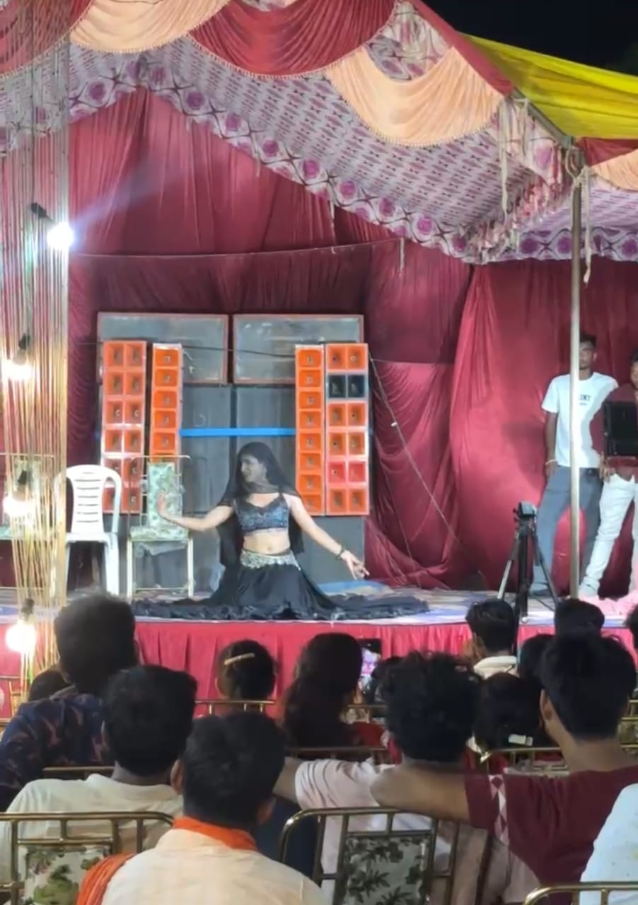 थाने परिसर में अश्लील डांस करते हुए बार बाला