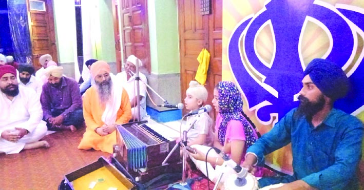 शबद कीर्तन करते हुए