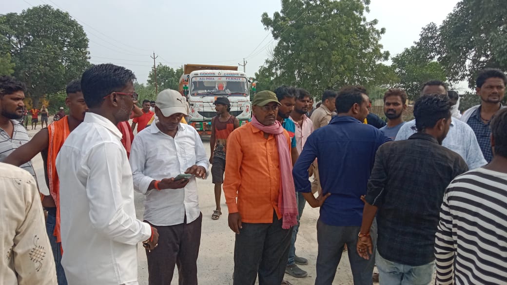 घटनास्थल पर मौजूद ग्रामीण।