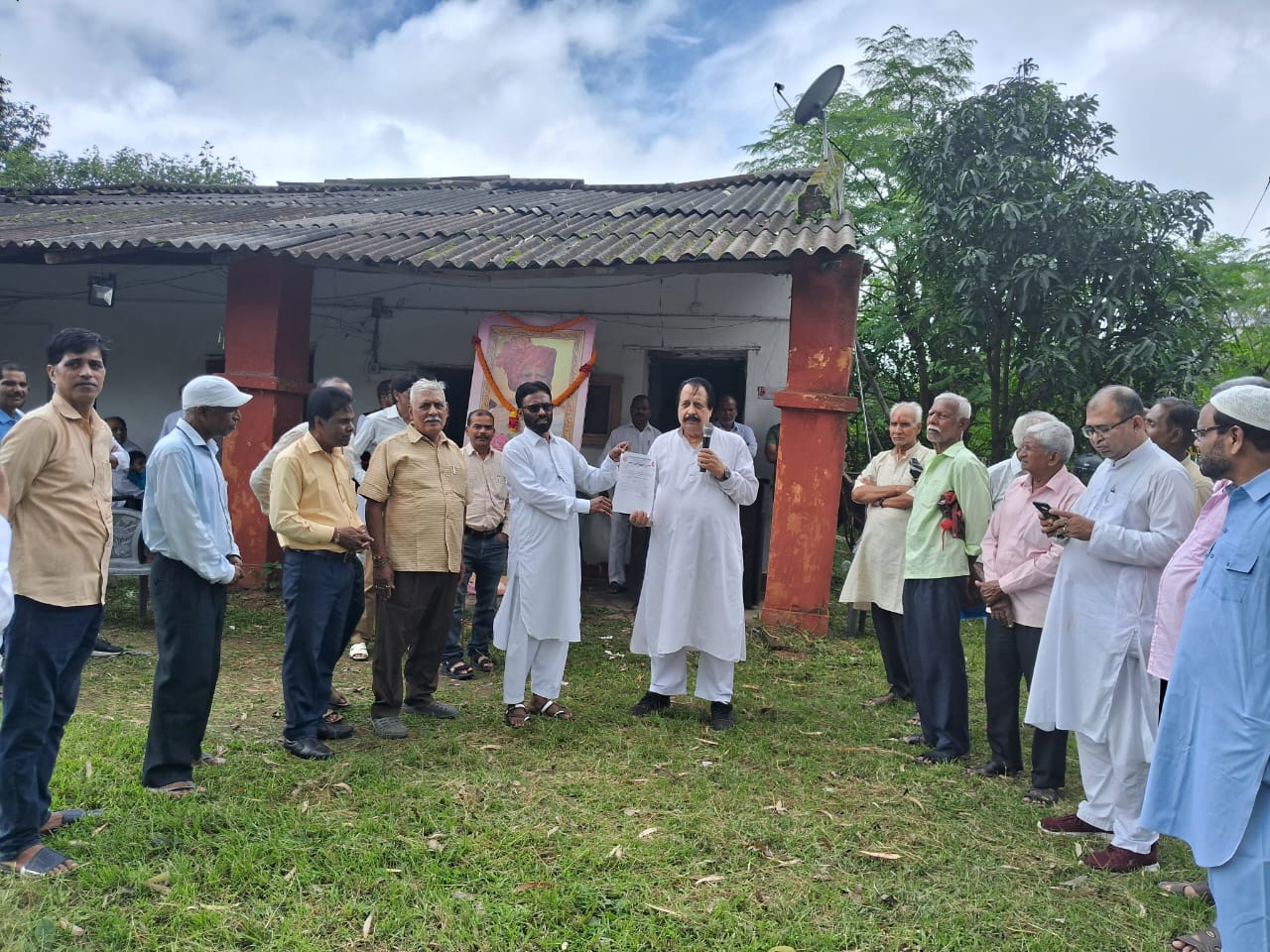 कार्यालय में मनोनीत पत्र सौंपते लीलाधर समेत अन्य कार्यालय में मनोनीत पत्र सौंपते लीलाधर समेत अन्य