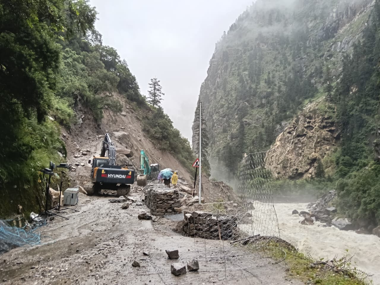 गंगोत्री हाईवे -यमुनोत्री हाईवे समेत दर्जनों ग्रामीण सड़कें  बंद