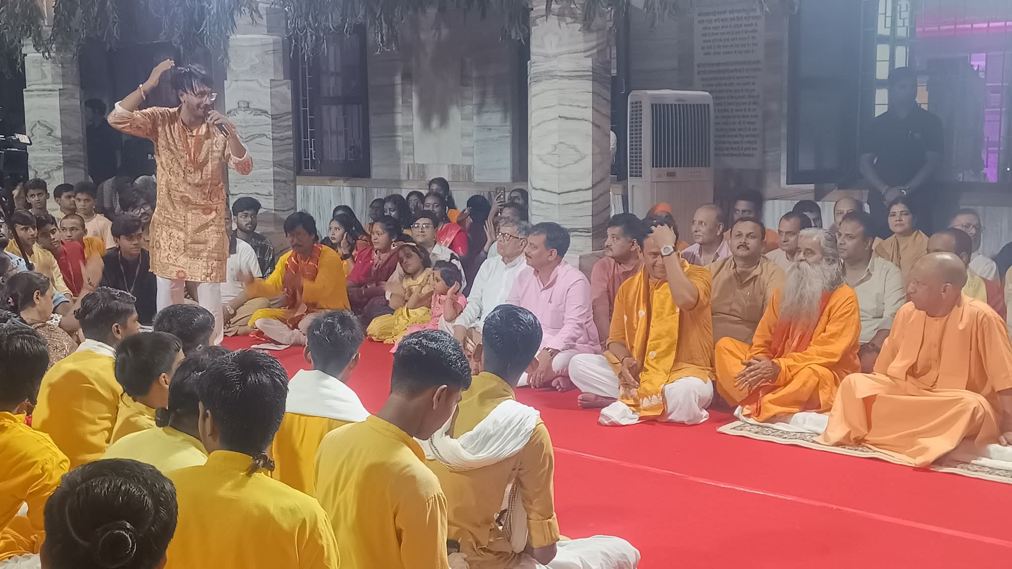 गोरखनाथ मंदिर के गर्भगृह में विधि विधान से की पूजा अर्चना, प्राकट्य के उपरांत प्रभु के लड्डू गोपाल स्वरूप को पालने में झुलाया*