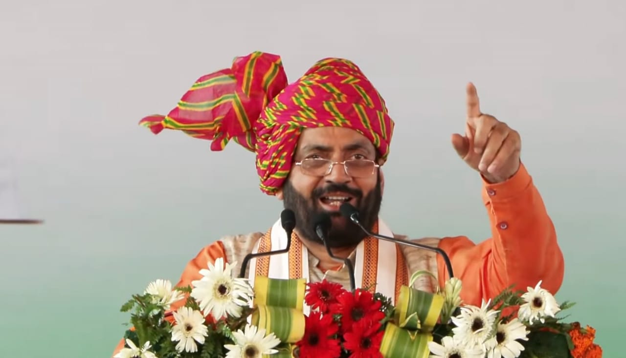 रैली को संबोधित करते हुए सीएम।