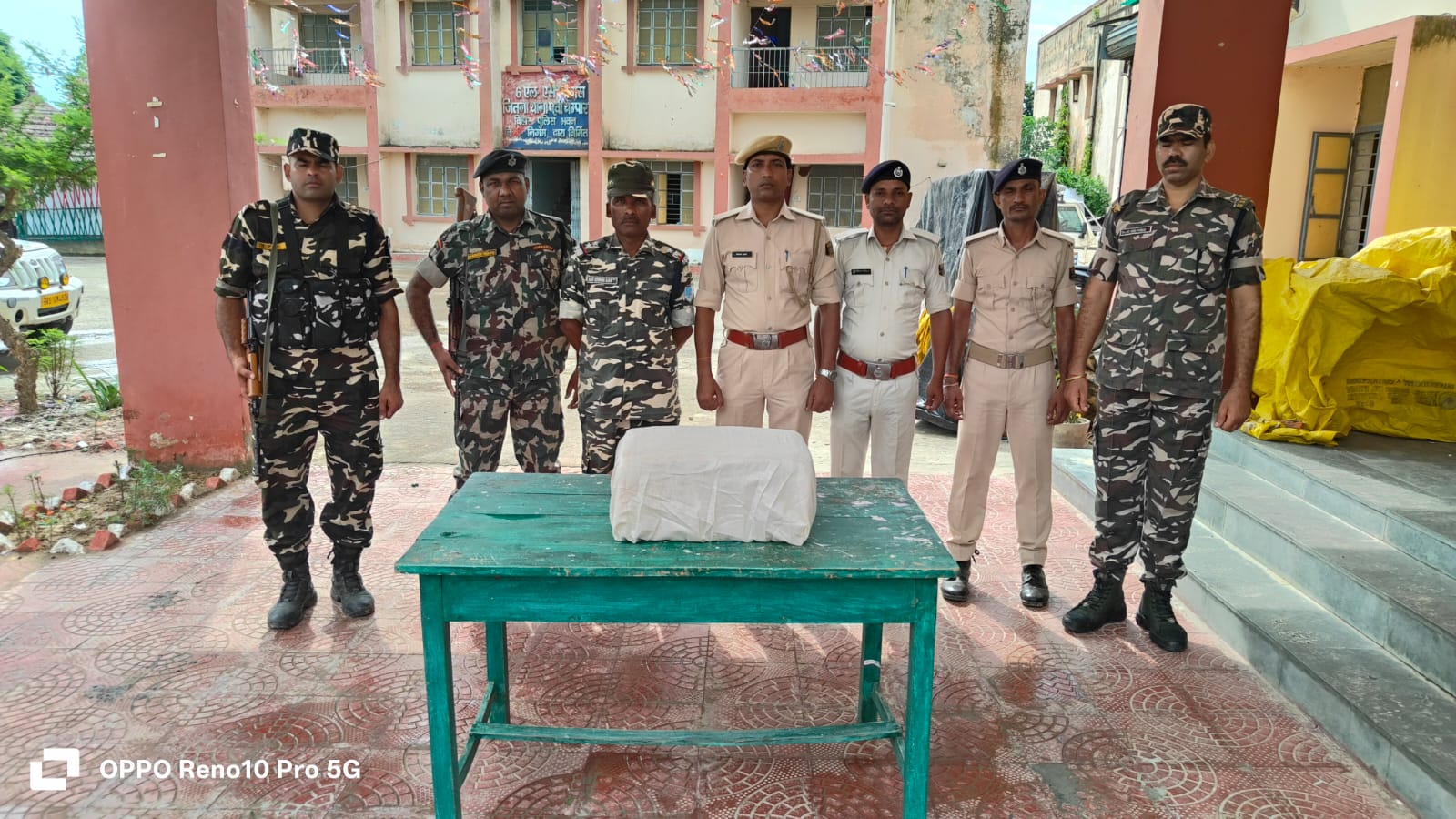 बरामद गांजा के साथ पुलिस व एसएसबी की टीम