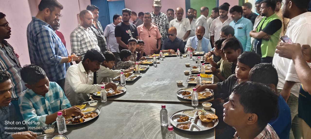 नेत्रहीन बच्चों के साथ भाेजन करते्