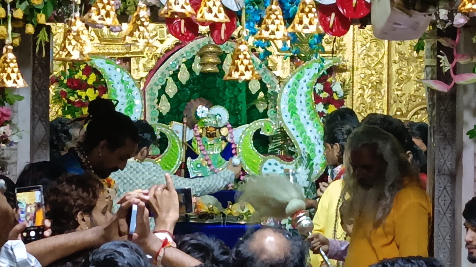 श्री कृष्ण जन्मोत्सव पर भगवान सांवलिया सेठ की प्रतिमा का किया श्रृंगार।
