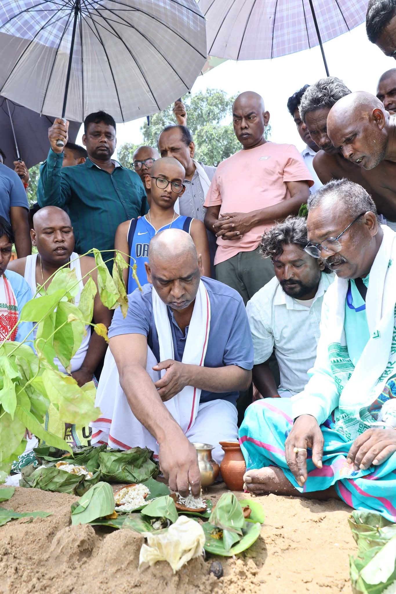 पूजा करते मुख्यमंत्री हेमंत सोरेन पूजा करते मुख्यमंत्री हेमंत सोरेन