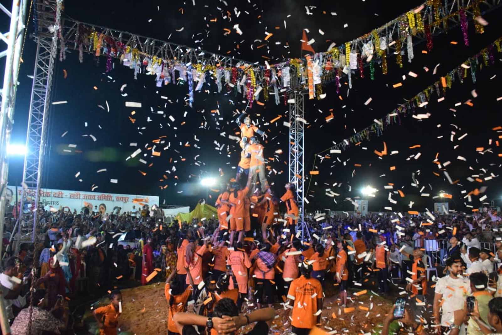 गोविंदा गोलियों से दही हांडी तोड़ते हुए
