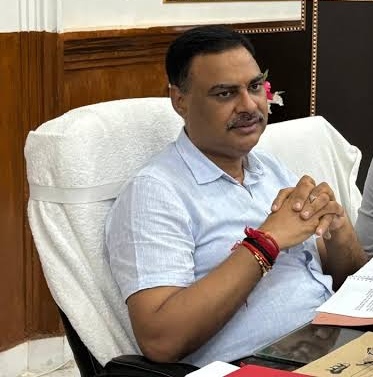 जिलाधिकारी मीरजापुर पवन कुमार गंगवार।