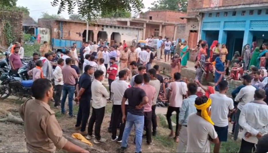 किशोरी की मौत के बाद आरोपियों की गिरफ्तारी की मांग को लेकर हंगामा करते परिजन किशोरी की मौत के बाद आरोपियों की गिरफ्तारी की मांग को लेकर हंगामा करते परिजन