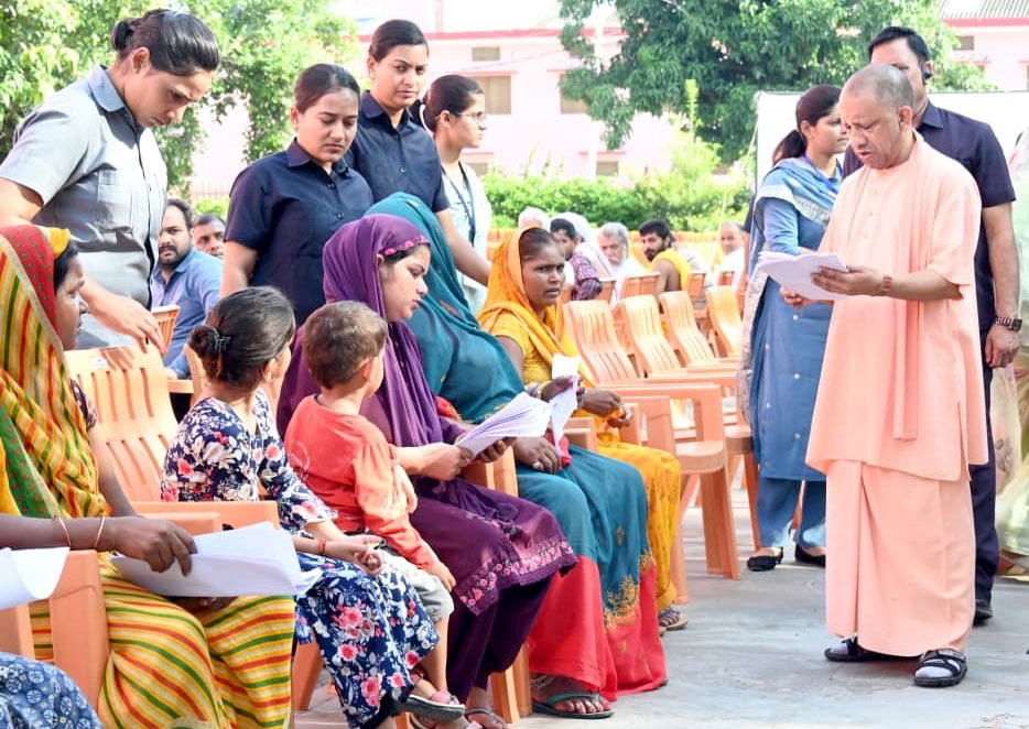 जनता दर्शन में सीएम योगी ने सुनीं 200 लोगों की समस्याएं, निस्तारण के लिए अफसरों को दिए निर्देश*
