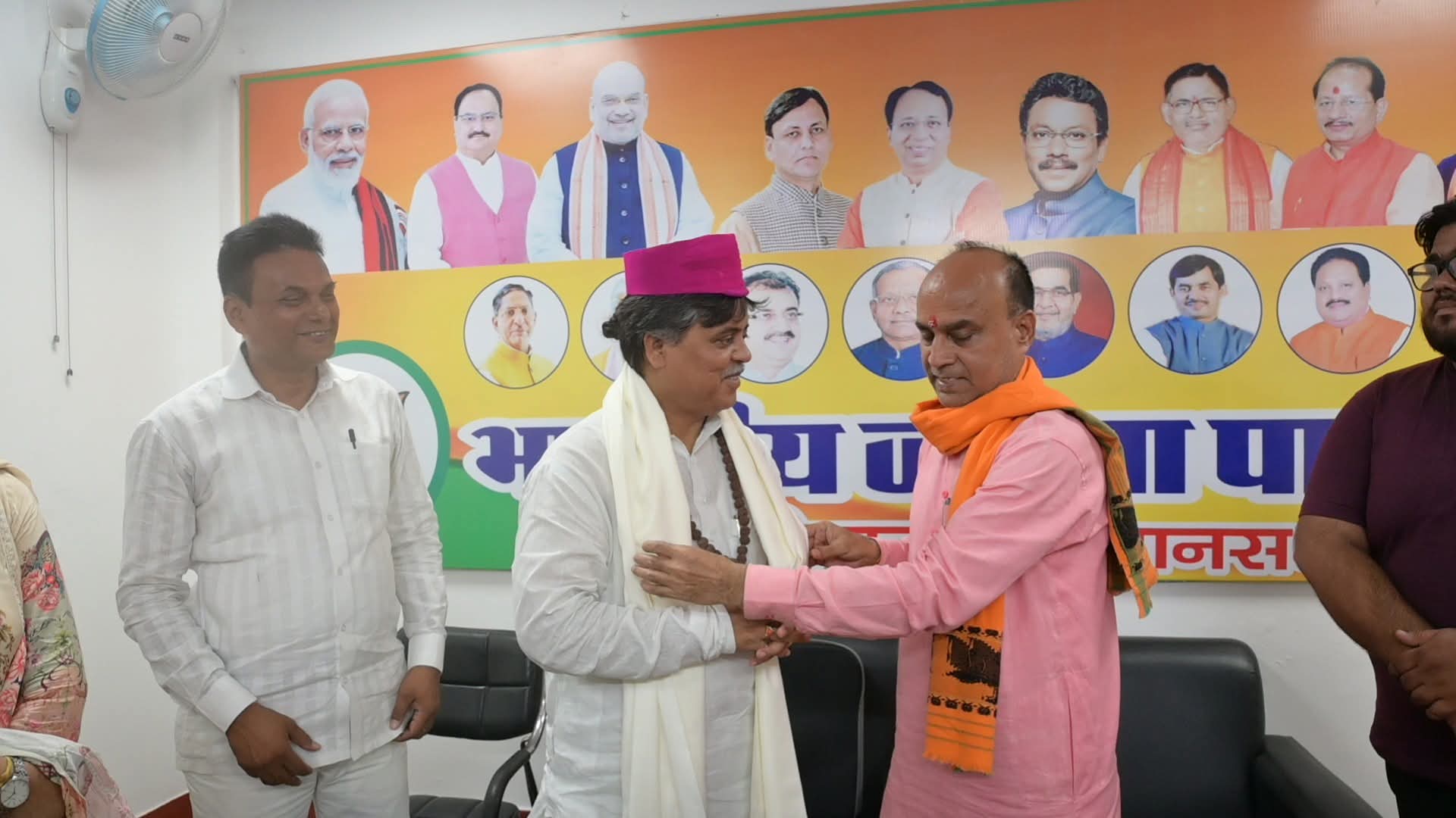 अररिया फोटो:विधायक स्वागत करते भाजपा नेता का