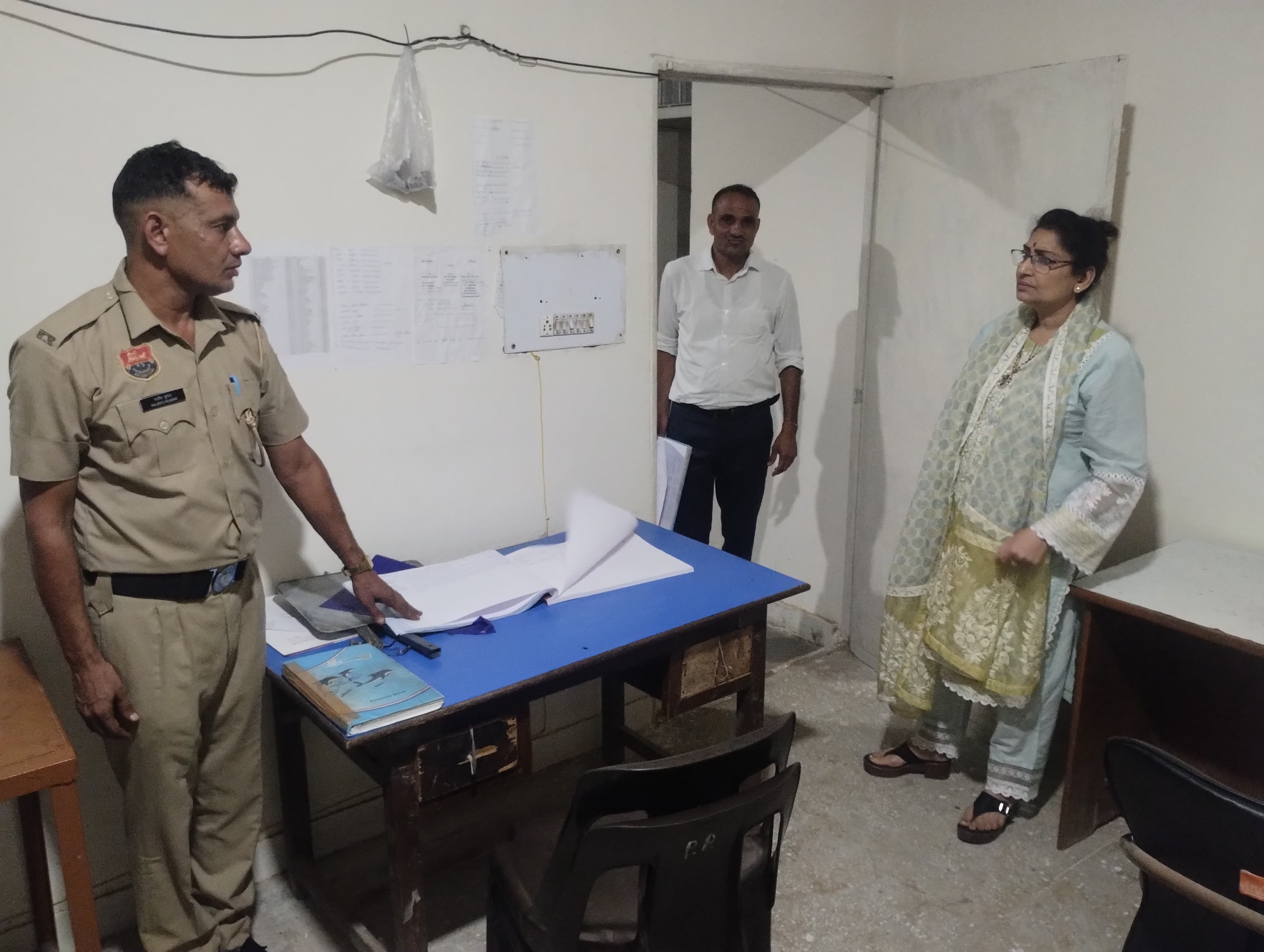 दुलीना पुलिस चौकी का औचक निरीक्षण करती झज्जर पुलिस आयुक्त राजश्री सिंह। दुलीना पुलिस चौकी का औचक निरीक्षण करती झज्जर पुलिस आयुक्त राजश्री सिंह।