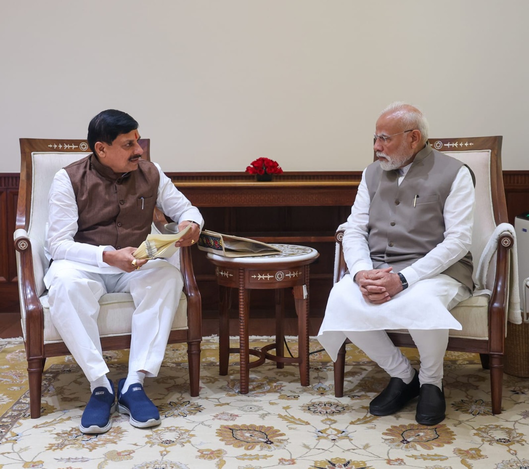 प्रधानमंत्री नरेन्द्र मोदी को  मुख्‍यमंत्री डॉ. यादव ने भोपाल मेट्रो के प्रारंभ और किसान सम्मेलन के लिए आमंत्रण दिया।