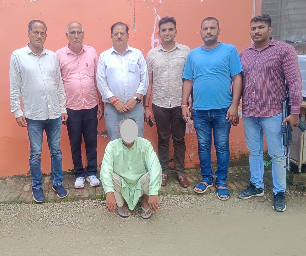 फोटो कैप्शन 18आरटीके3ः पुलिस द्वारा गिरफ्तार अवैध हथियार सप्लायर ----------