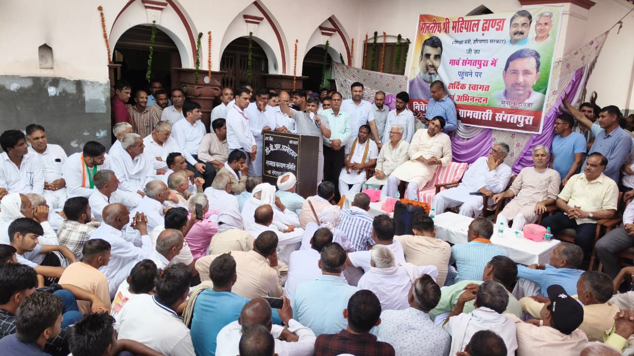 संगतपुरा में ग्रामीणों को संबोधित करते हुए शिक्षा मंत्री महिपाल ढांडा।