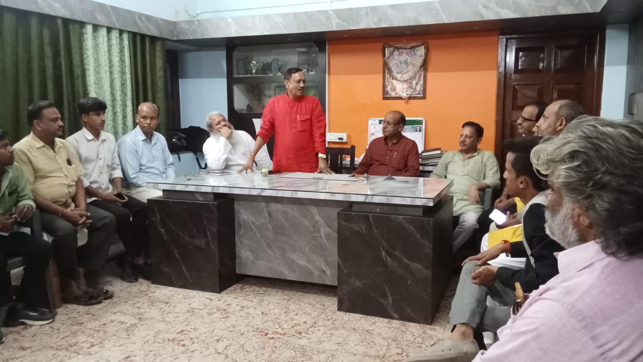कटरा बाजीराव स्थित सभागार में बैठक करते संगठन के राष्ट्रीय अध्यक्ष मनोज श्रीवास्तव व अन्य।