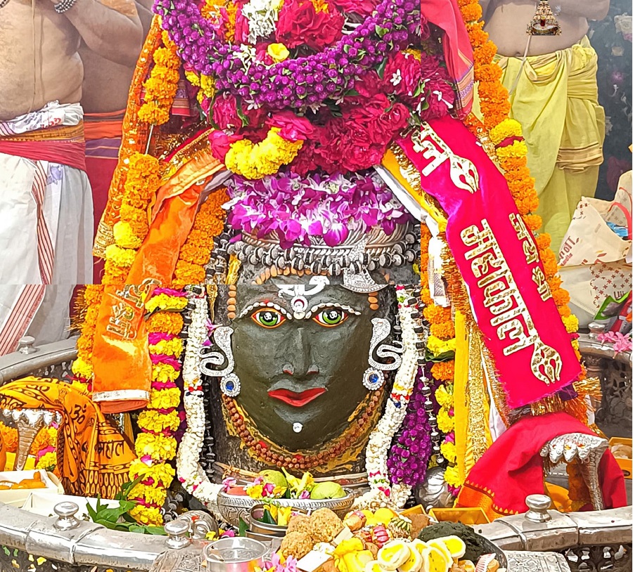 भगवान महाकाल का भस्म आरती में राजा स्वरूप श्रृंगार