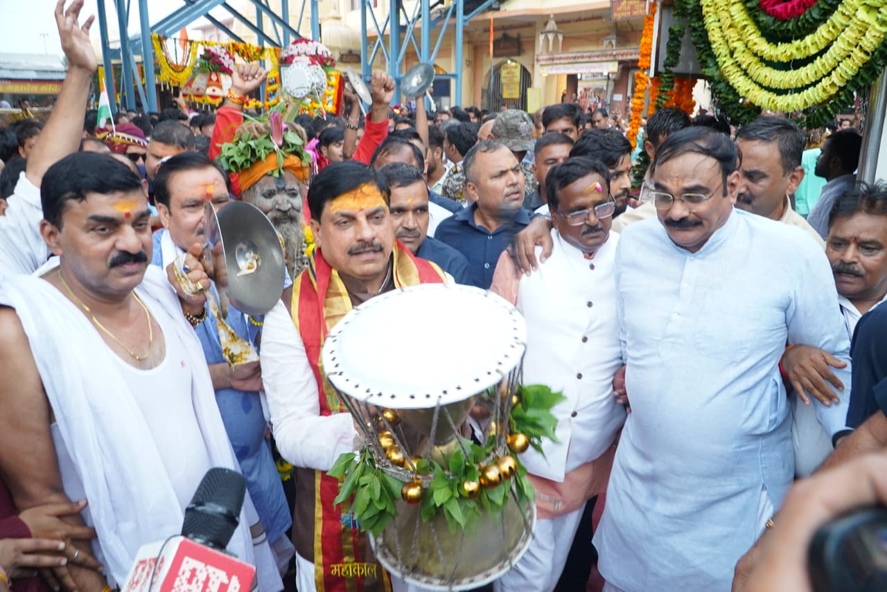 भगवान महाकाल की राजसी सवारी में शामिल हुए मुख्यमंत्री भगवान महाकाल की राजसी सवारी में शामिल हुए मुख्यमंत्री
