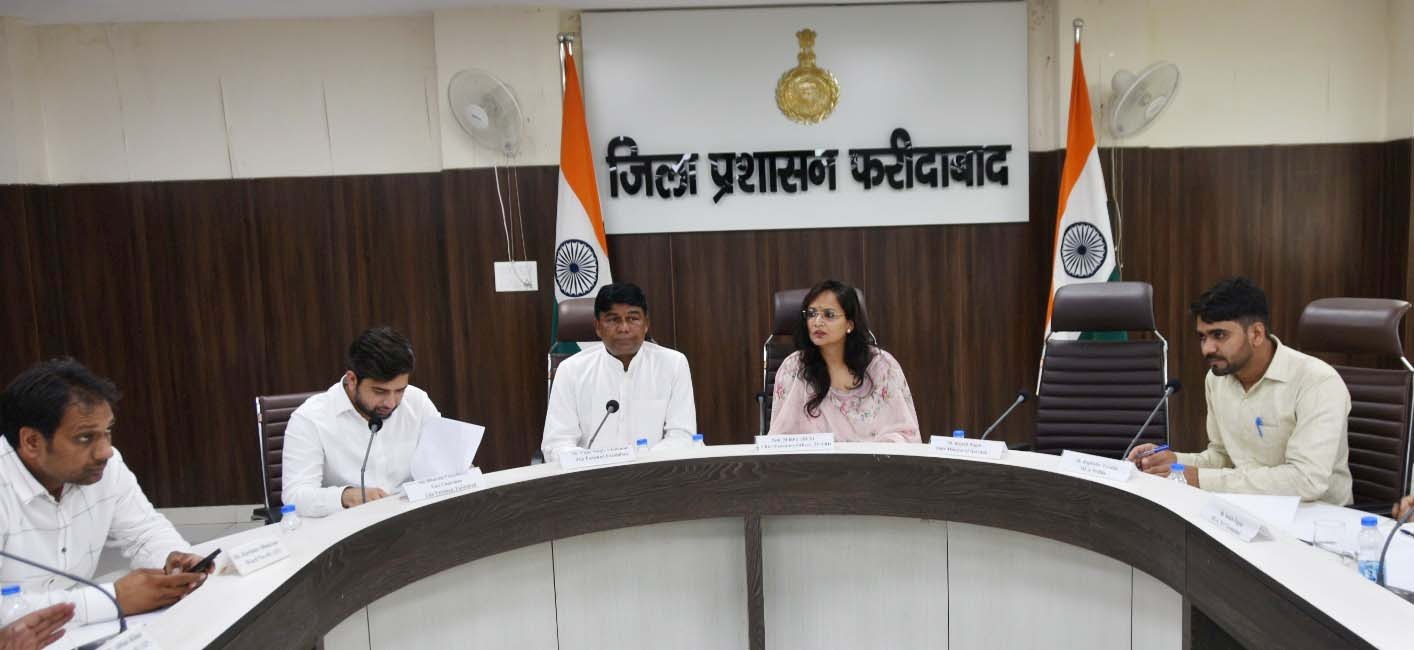 जिला परिषद की बैठक लेती सीईओ शिखा व अन्य पार्षदगण जिला परिषद की बैठक लेती सीईओ शिखा व अन्य पार्षदगण