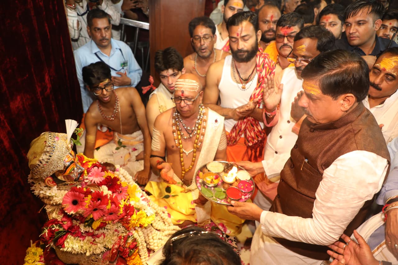 पूजन कर दक्षिणा दी पूजन कर दक्षिणा दी