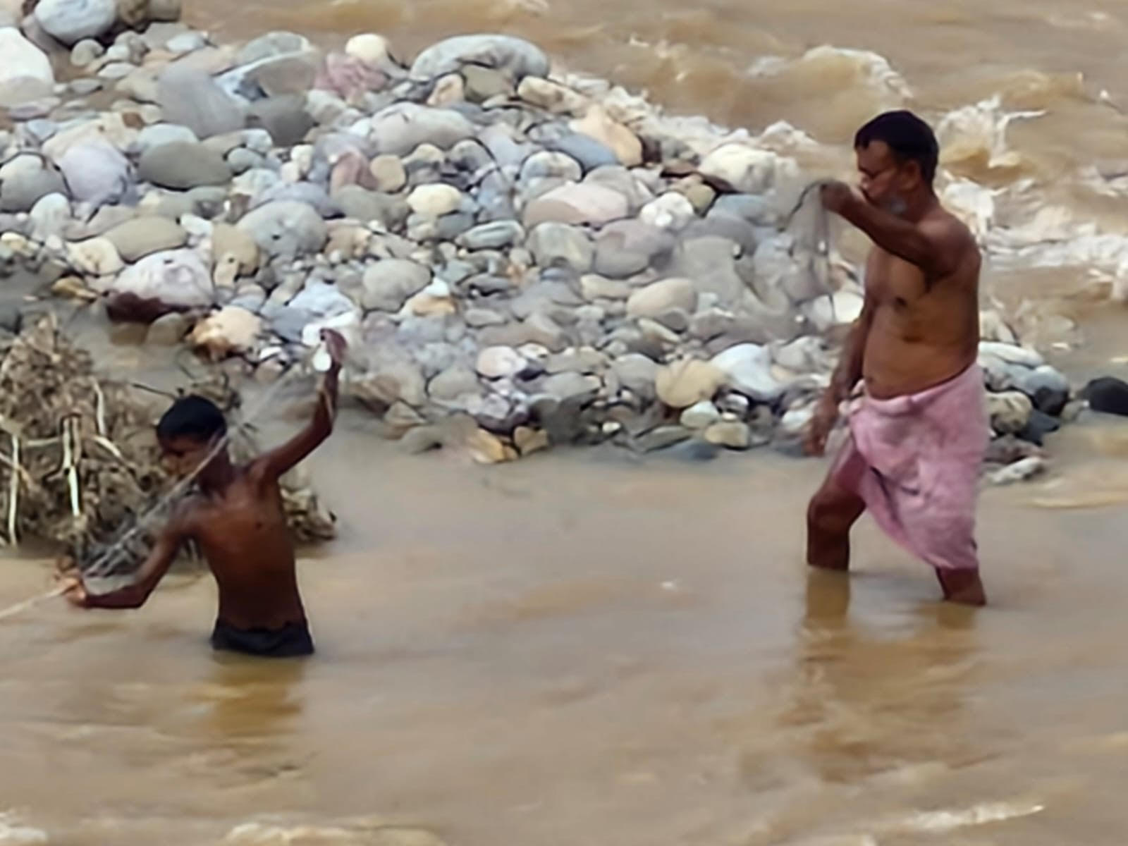 People are flouting the orders of the district administration, risking their lives by catching fish in the ravine river