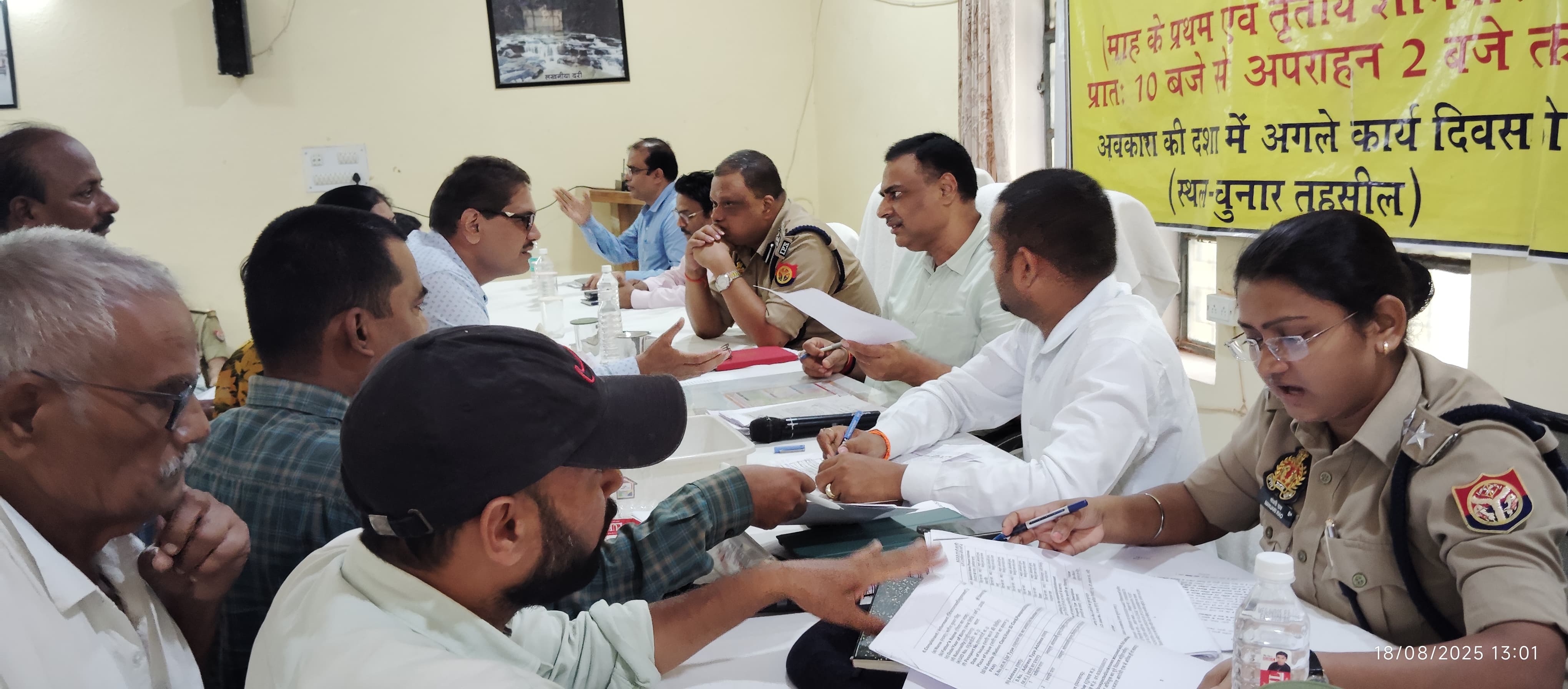 चुनार तहसील सभागार में आयोजित संपूर्ण समाधान दिवस में फरियादियों कि समस्याओं को सुनते डीएम, एसपी