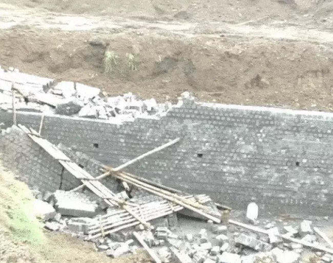 इंदौरः तेज बारिश में गिरी निर्माणाधीन दीवार