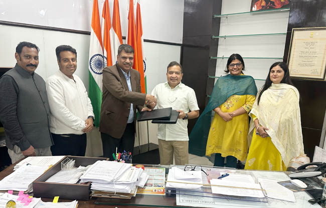 सोनीपत: एसओएस चिल्ड्रन्स विलेजेस इंडिया के अधिकारी उपायुक्त सुशील सरवान समझौता पत्र देते हुए सोनीपत: एसओएस चिल्ड्रन्स विलेजेस इंडिया के अधिकारी उपायुक्त सुशील सरवान समझौता पत्र देते हुए