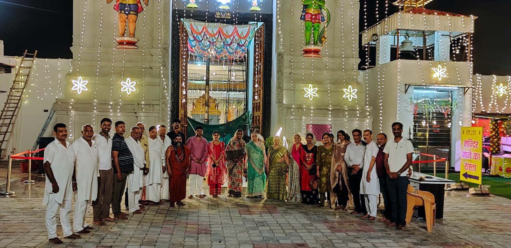 तिरुपति धाम में गोपुरम प्राण प्रतिष्ठा महोत्सव के शुभारंभ पर मौजूद श्रद्धालु।