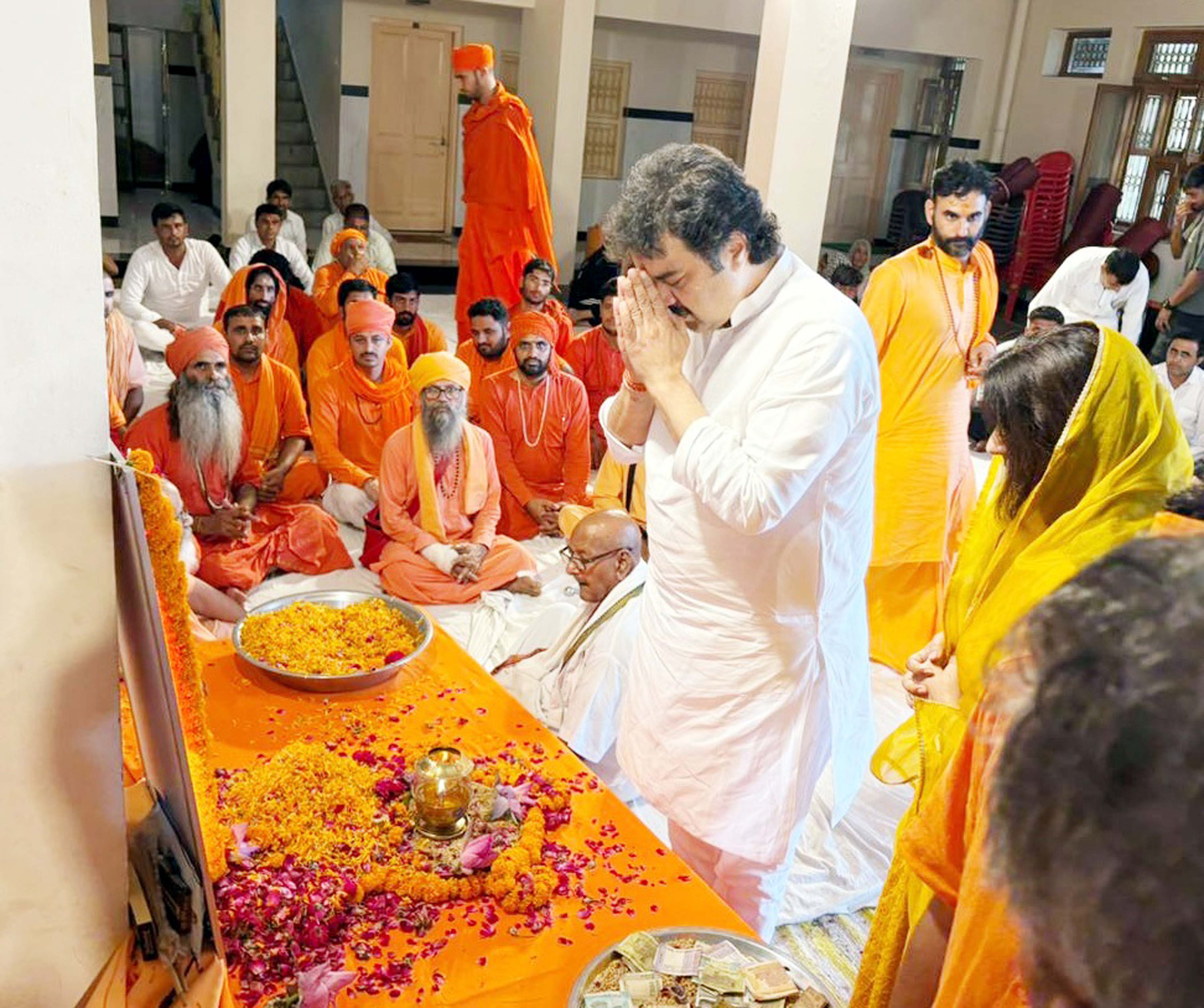 हरिद्वार आश्रम में कुलदीप बिश्नोई व रेनुका बिश्नोई स्वामी राजेन्द्रानंद महाराज को श्रद्धांजलि अर्पित करते हुए।