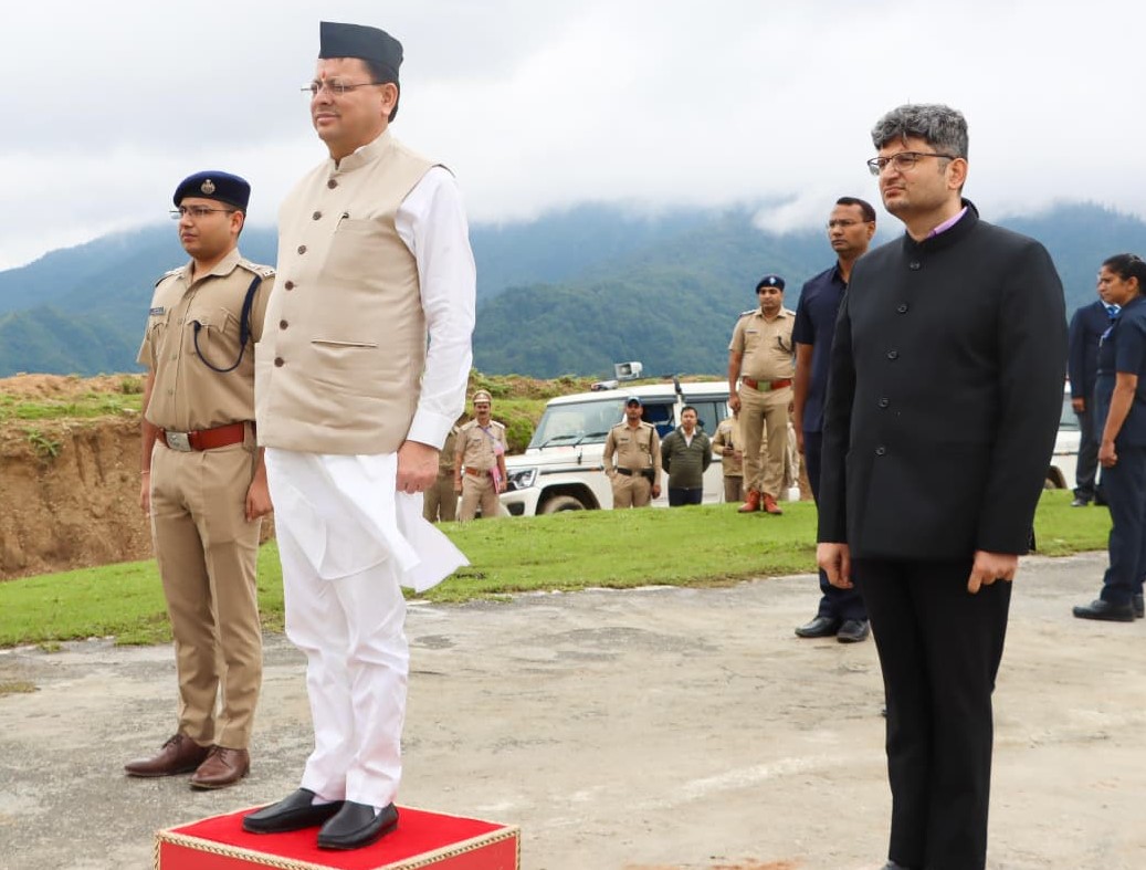 पुलिस के जवान सीएम को सलामी देते हुए।