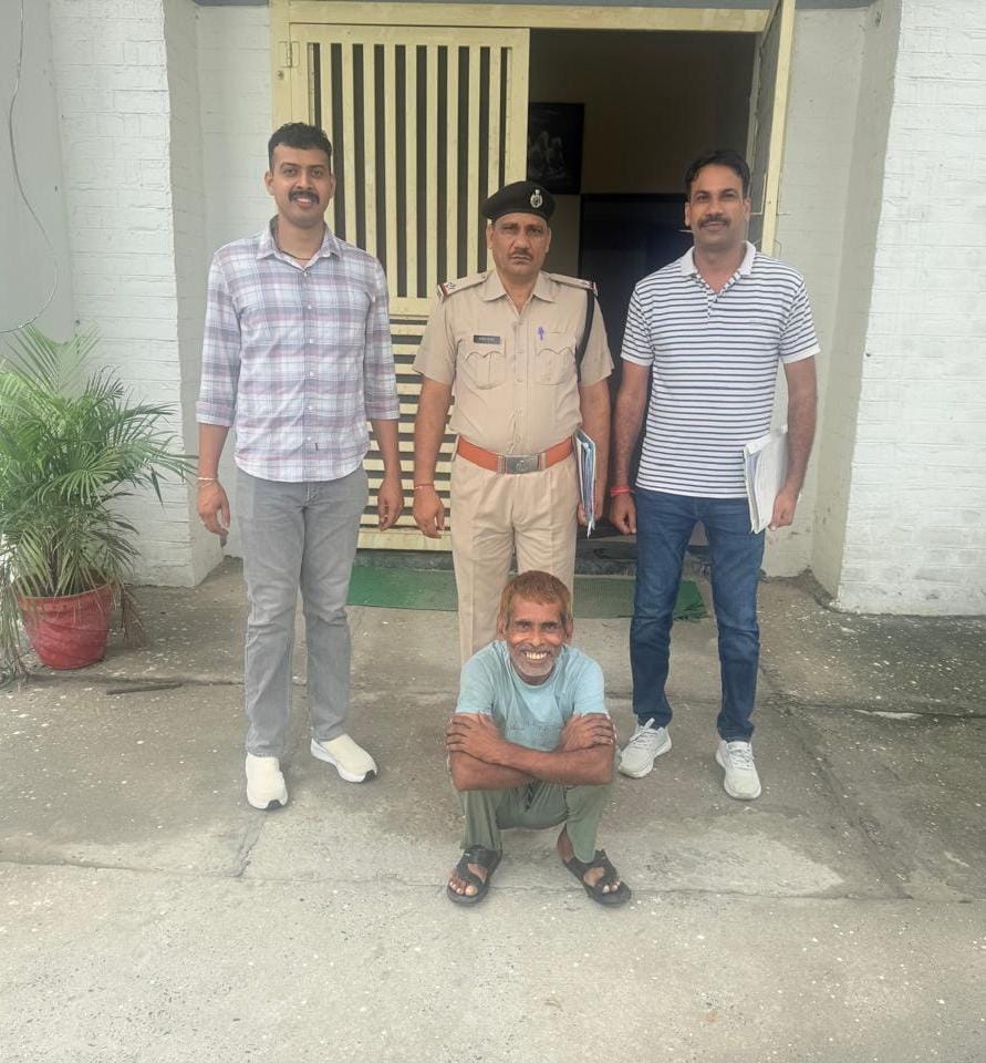 चोरी करने का आरोपी पुलिस हिरासत में चोरी करने का आरोपी पुलिस हिरासत में