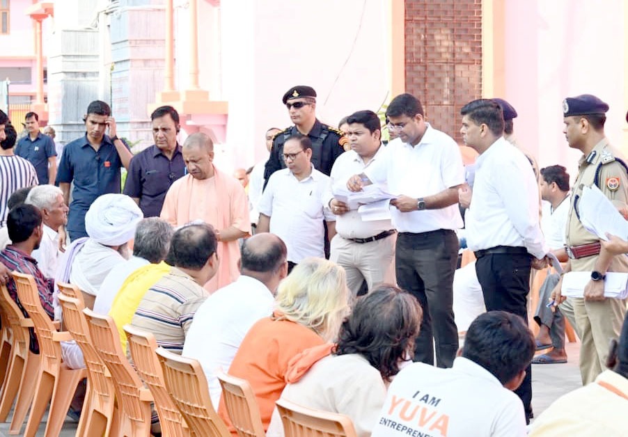 जनता दर्शन में सीएम योगी ने सुनीं 200 लोगों की समस्याएं, निस्तारण के लिए अफसरों को दिए निर्देश*