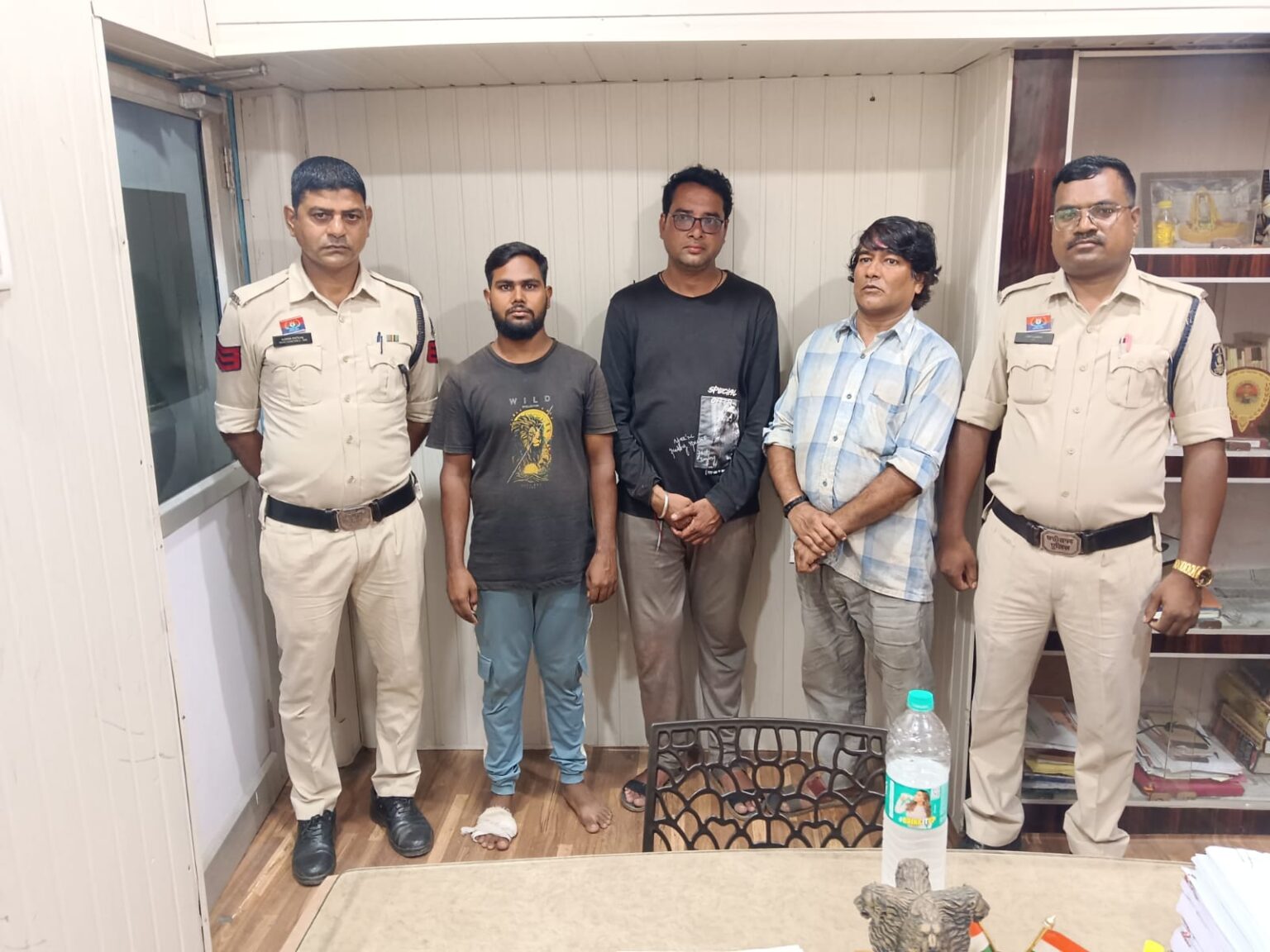 पुलिस के गिरफ्त में आरोपीगण