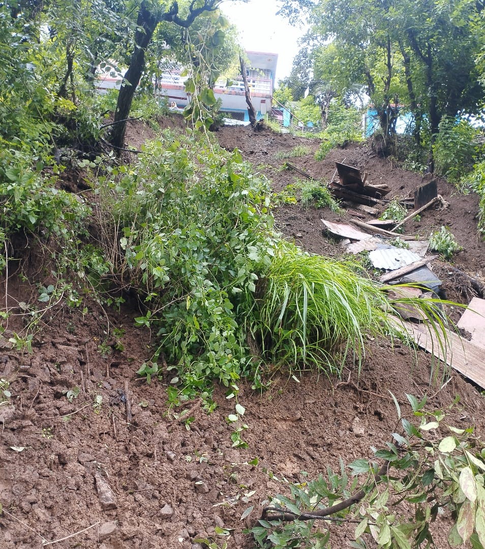 भूस्खलन से आवासीय भवनों को इस तरह हो रहा खतरा।
