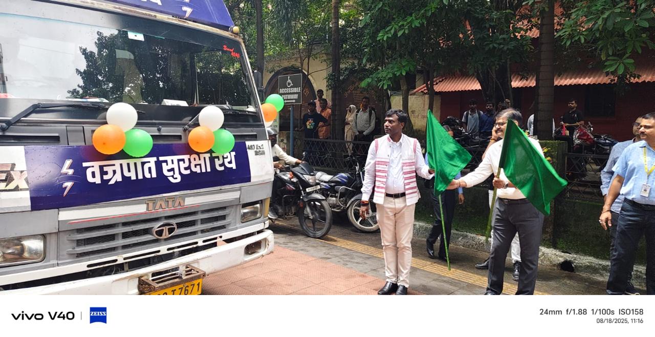 जागरूता रथ रवाना करते उपायुक्‍त