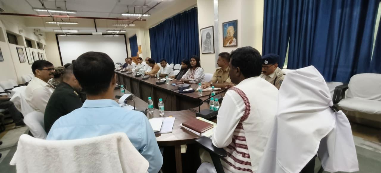 बैठक में शामिल डीसी समेत अन्य