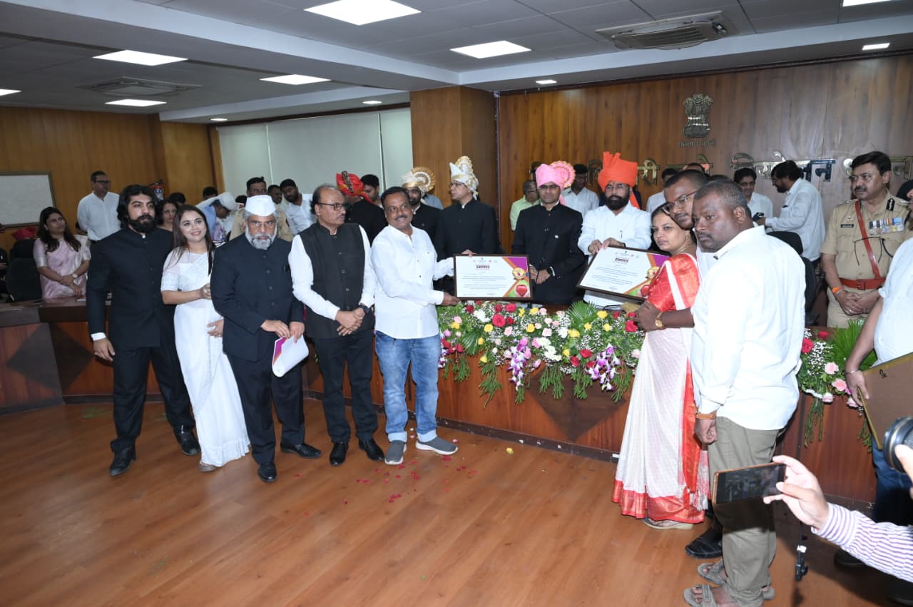 Shinde honoured families throos who donated their organ