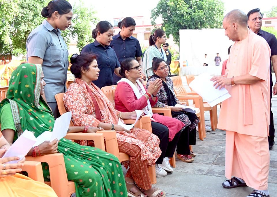 गोरखपुर में जनता दर्शन