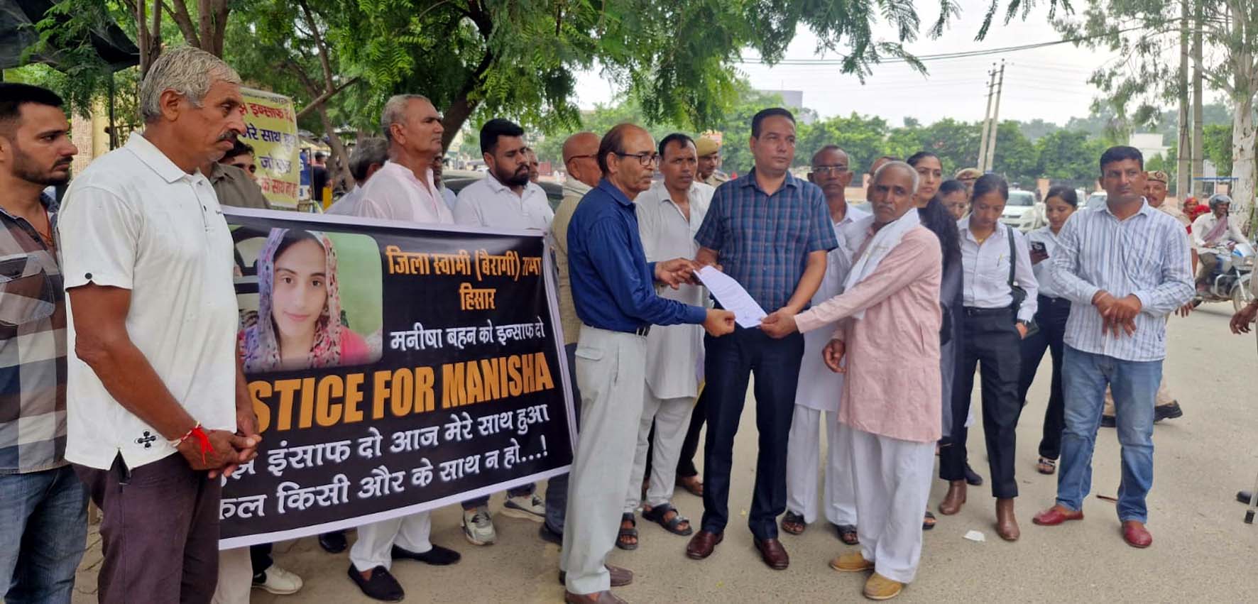जिला स्वामी सभा के सदस्य प्रदर्शन करते हुए व ज्ञापन देते हुए जिला स्वामी सभा के सदस्य।