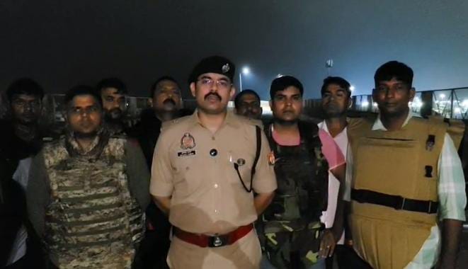 प्रयागराज में हुई मुठभेड़ के बाद घटना की जानकारी देते हुए एडीसीपी नगर अभिजीत कुमार एवं पुलिस टीम का छाया चित्र