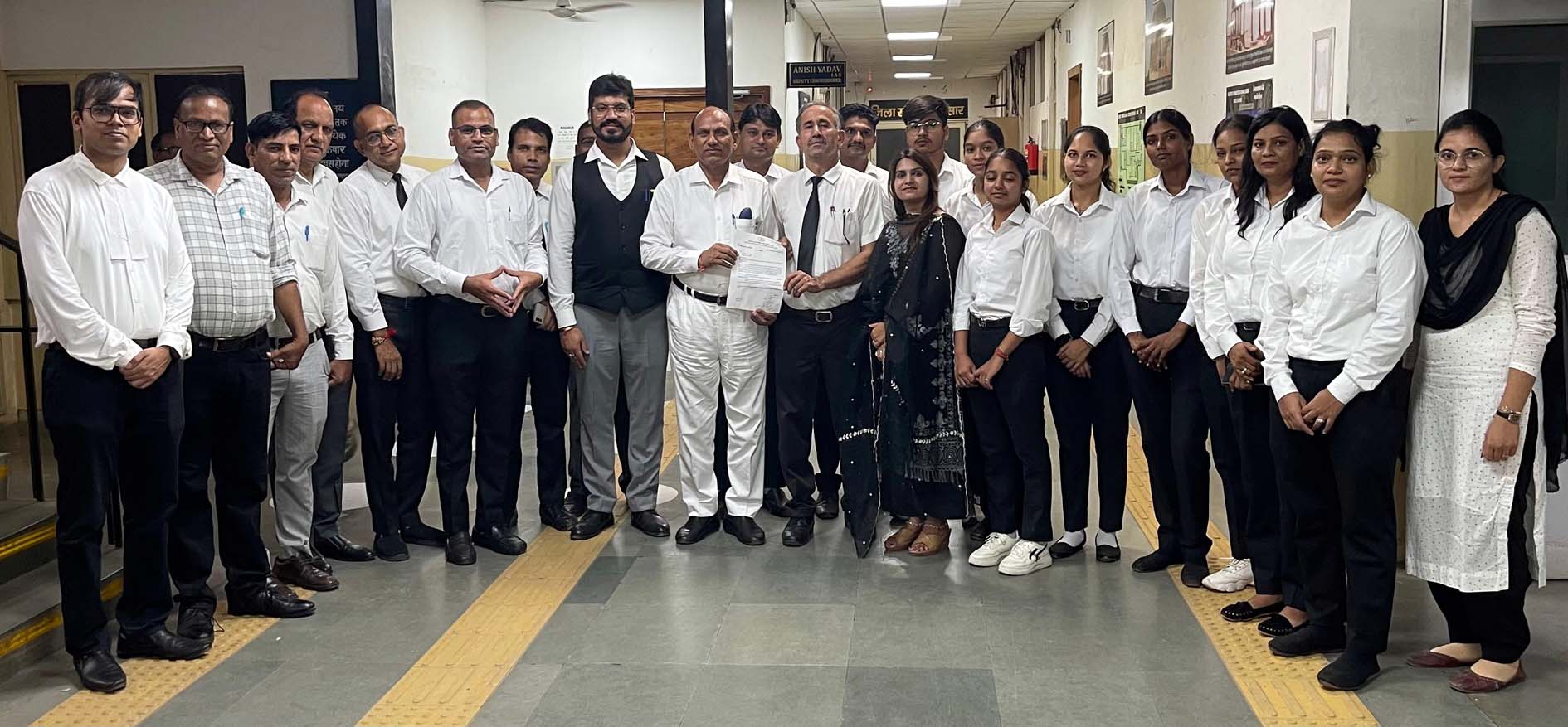 मुख्यमंत्री के नाम ज्ञापन देने पहुंचे वकील। मुख्यमंत्री के नाम ज्ञापन देने पहुंचे वकील।